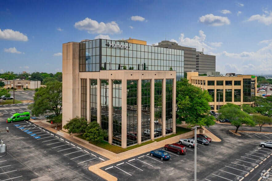 8119 Datapoint Dr, San Antonio, TX à vendre - Photo du bâtiment - Image 2 de 6