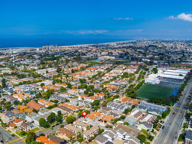 118 S Lucia Ave, Redondo Beach, CA à vendre - Photo du bâtiment - Image 3 de 12