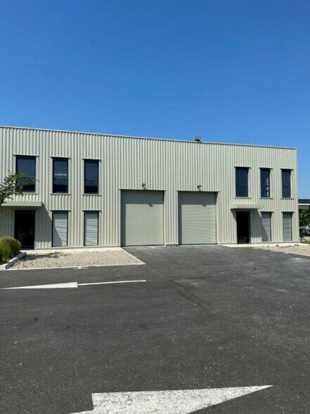 Flex dans Decines Charpieu à louer - Photo du bâtiment - Image 1 de 15