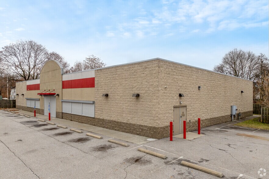 580 Vernon Odom Blvd, Akron, OH à louer - Photo du bâtiment - Image 3 de 10