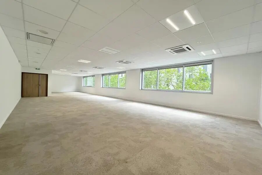 Rue Yves Kermen, Boulogne-Billancourt for lease Interior Photo- Image 1 of 4