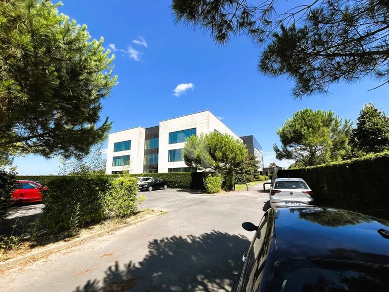 Office in Lieusaint for lease - Building Photo - Image 2 of 4