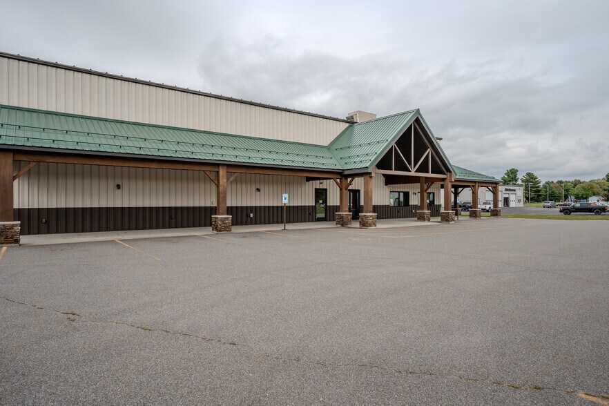 2500 E Main St, Merrill, WI à vendre - Photo du bâtiment - Image 2 de 21