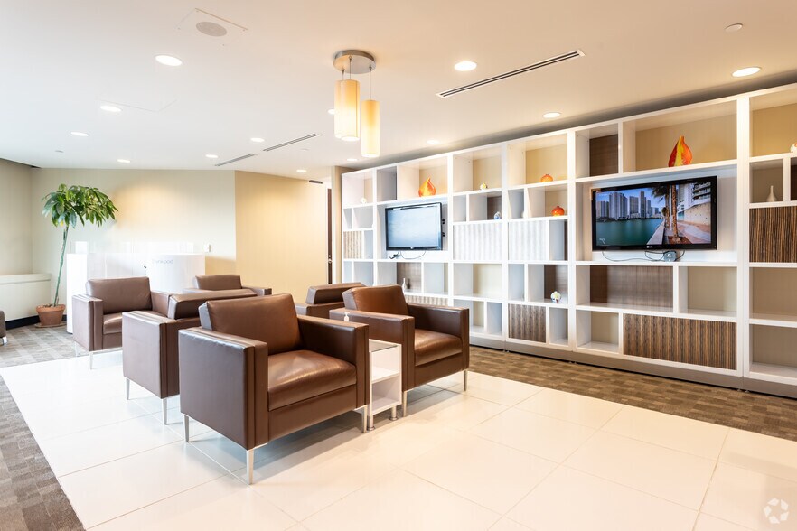 10180 101 St NW, Edmonton, AB à louer - Photo du bâtiment - Image 3 de 36