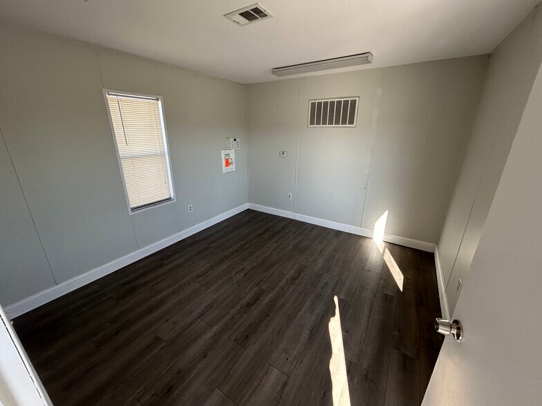 721 Lakeside Dr, Mobile, AL à louer - Photo du bâtiment - Image 2 de 11