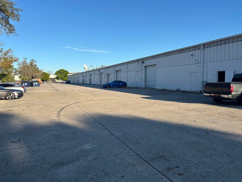 2425-2573 Silver Star Rd, Orlando, FL à louer - Photo du bâtiment - Image 3 de 23