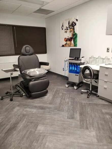 8200 Greensboro Dr, Mc Lean, VA à louer - Photo du bâtiment - Image 3 de 19