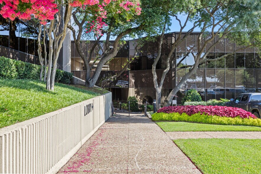 4545 Fuller Dr, Irving, TX à louer - Photo du bâtiment - Image 2 de 34