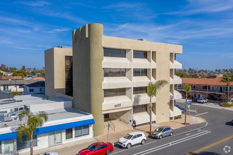 4655 Cass St, San Diego, CA à louer - Photo du bâtiment - Image 2 de 4