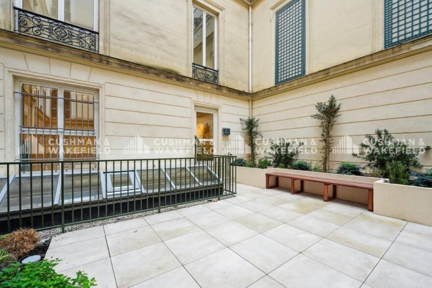32 Rue De La Bienfaisance, Paris à louer - Photo du bâtiment - Image 2 de 6
