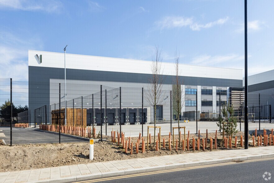 Jenkins Ln, Barking for lease - Primary Photo - Image 1 of 18