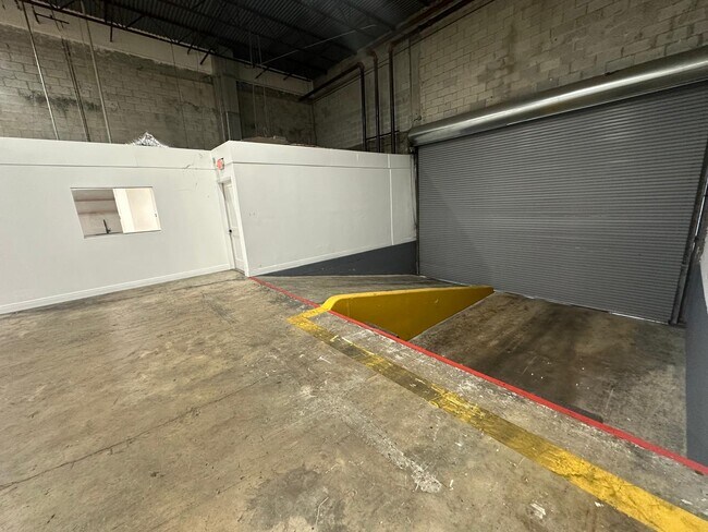 Plus de détails pour 1700-1744 NW 82nd Ave, Doral, FL - Industriel à louer