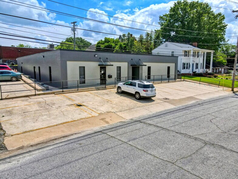 221 W Laurens St, Laurens, SC à louer - Photo du bâtiment - Image 3 de 24