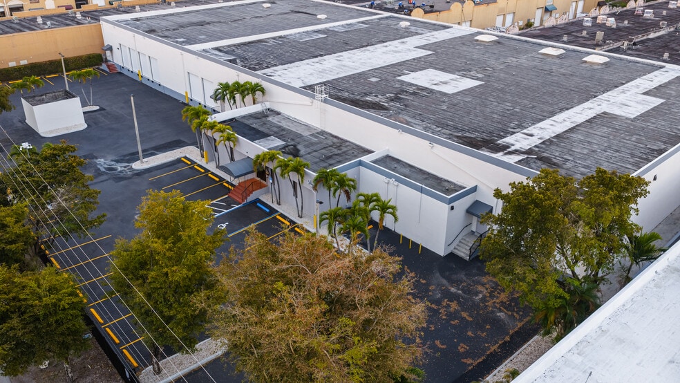 1730 W 38th Pl, Hialeah, FL for lease - Building Photo - Image 2 of 20
