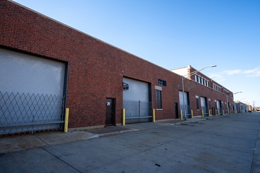 4401 W Kinzie St, Chicago, IL à louer - Photo du bâtiment - Image 1 de 4