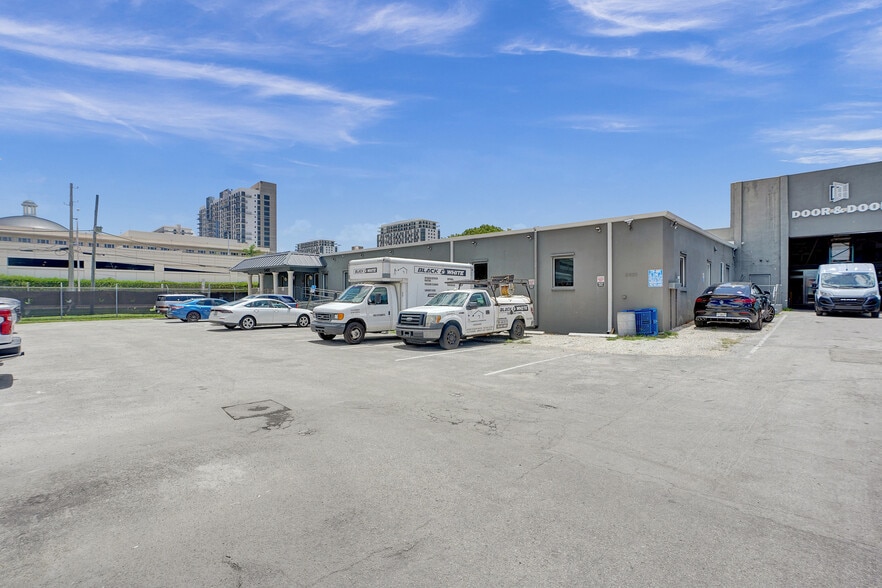 5400 NW 84th Ave, Miami, FL à vendre - Photo du bâtiment - Image 3 de 11