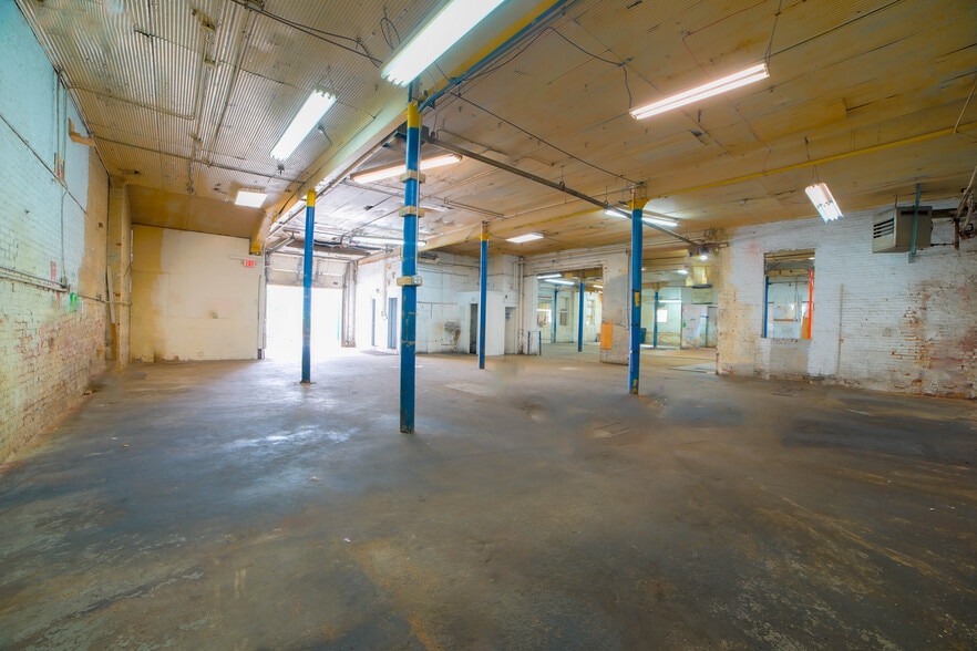 18 Morris Pl, Yonkers, NY for lease - Interior Photo - Image 2 of 11