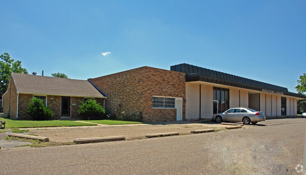812 W 8th St, Plainview, TX à louer - Photo du bâtiment - Image 3 de 7