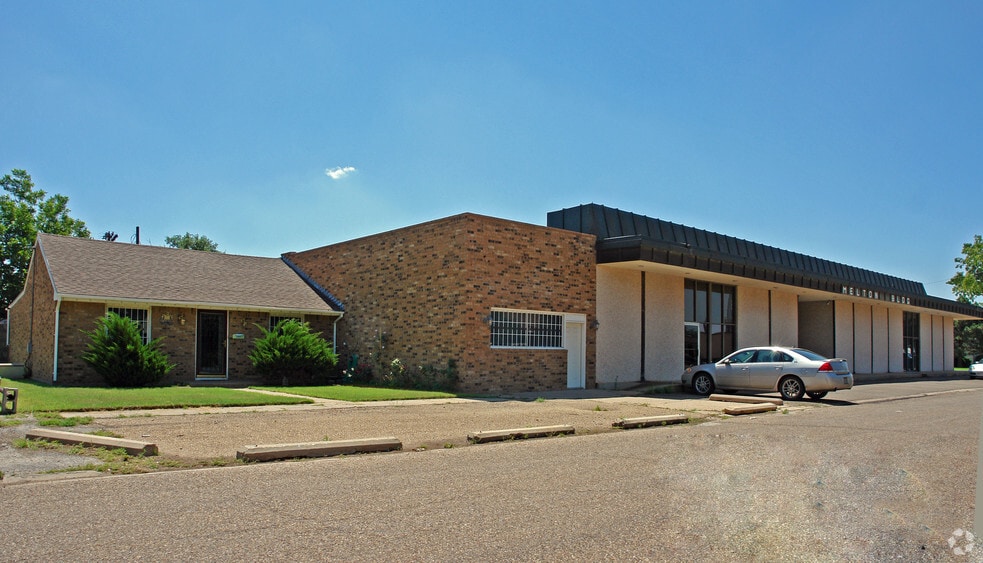 812 W 8th St, Plainview, TX à louer - Photo du bâtiment - Image 3 de 7