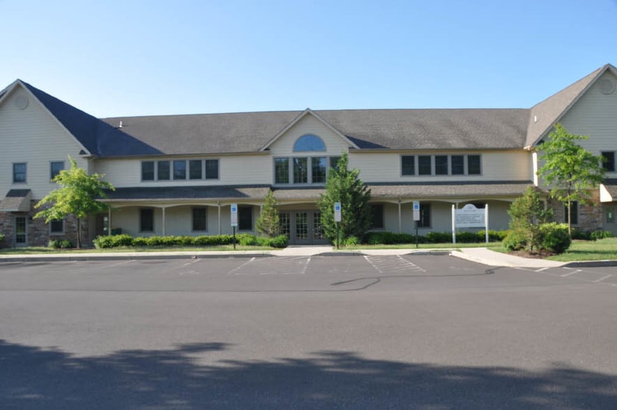 385 Oxford Valley Rd, Yardley, PA for lease - Building Photo - Image 2 of 20