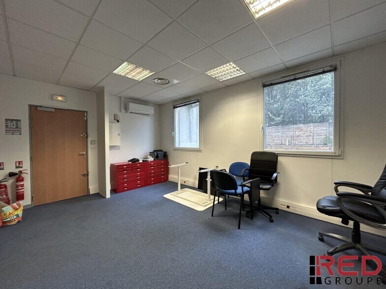2090 Route Des Milles, Éguilles for lease - Interior Photo - Image 3 of 5