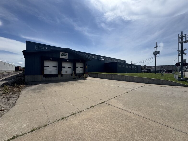 3255 Harvester Rd, Kansas City, KS for sale - Building Photo - Image 3 of 11
