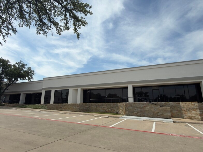 3330 Earhart Dr, Carrollton, TX for lease - Building Photo - Image 3 of 6