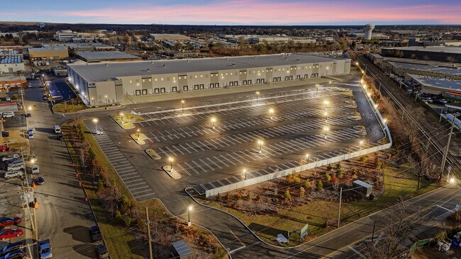 Plus de détails pour 125 New South Rd, Hicksville, NY - Industriel à louer