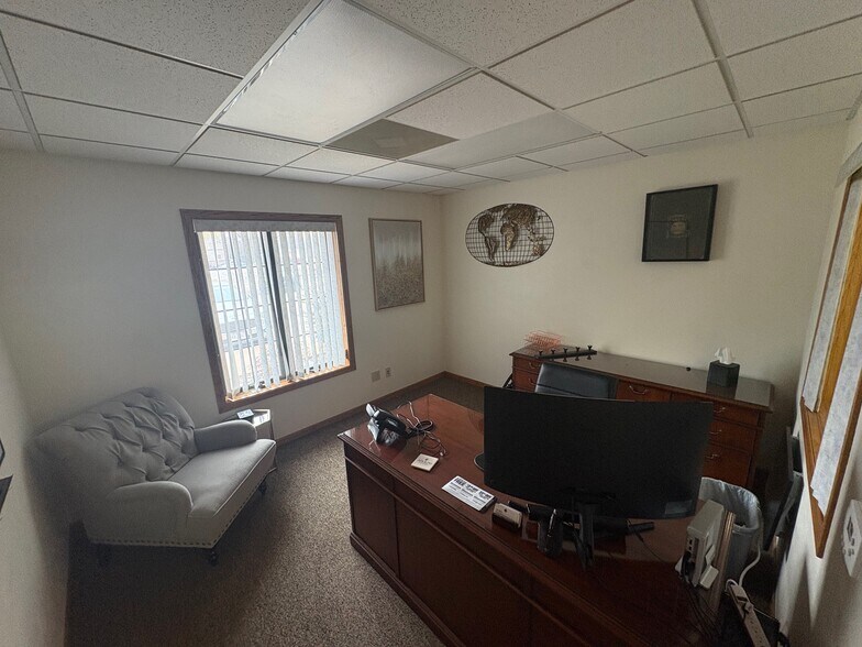 2149 Velp Ave, Green Bay, WI for lease - Interior Photo - Image 2 of 11