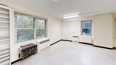 5940 Queens Blvd, Woodside, NY for lease Interior Photo- Image 2 of 7
