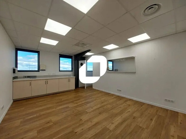 Office in Mauguio for lease - Building Photo - Image 2 of 26