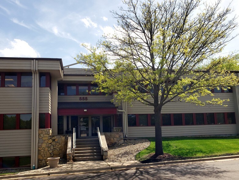 555 D'Onofrio Dr, Madison, WI à vendre - Photo du bâtiment - Image 2 de 5