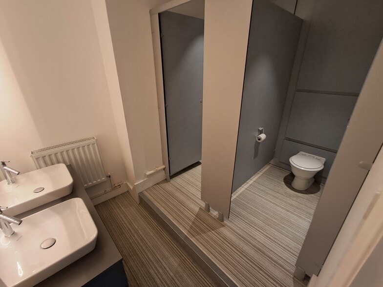 2 Old Gothic Pl, Windsor for lease - Interior Photo - Image 3 of 4