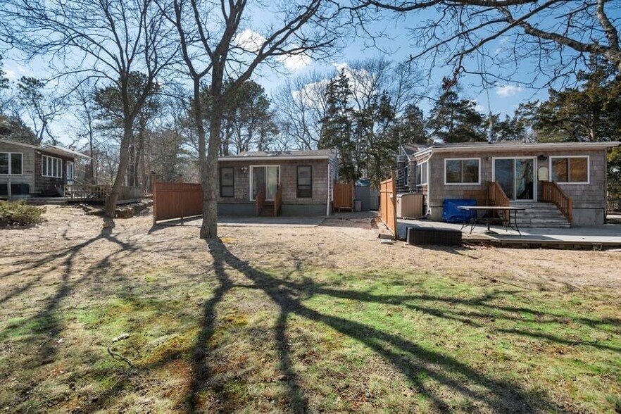 14 E Landing Rd, Hampton Bays, NY à vendre - Photo du bâtiment - Image 2 de 17