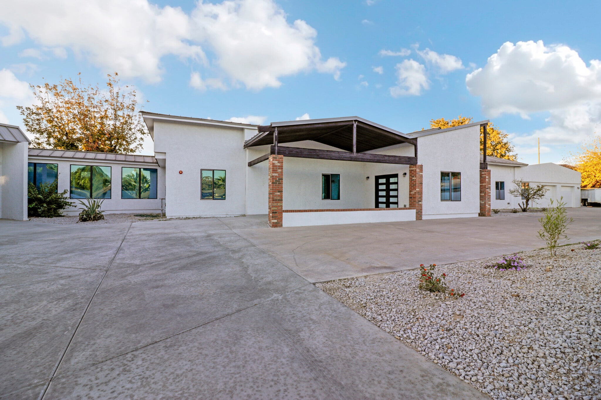 MID CENTURY MODERN FLAGSHIP RAL, Phoenix, AZ for sale Building Photo- Image 1 of 27