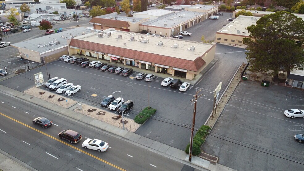 5051 College Oak Dr, Sacramento, CA à louer - Photo du bâtiment - Image 3 de 13