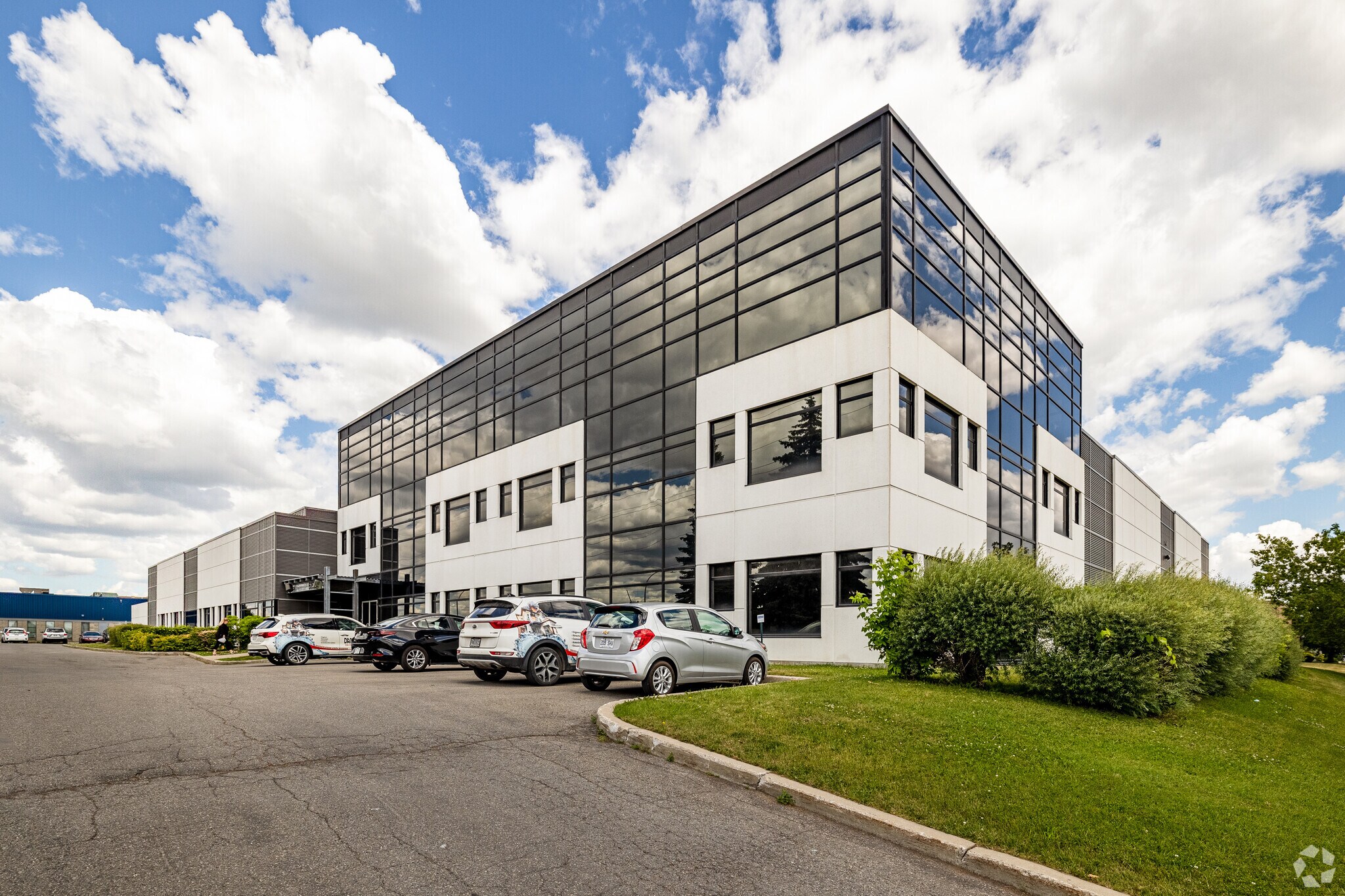 5353 Boul Thimens, Montréal, QC à vendre Photo du bâtiment- Image 1 de 1