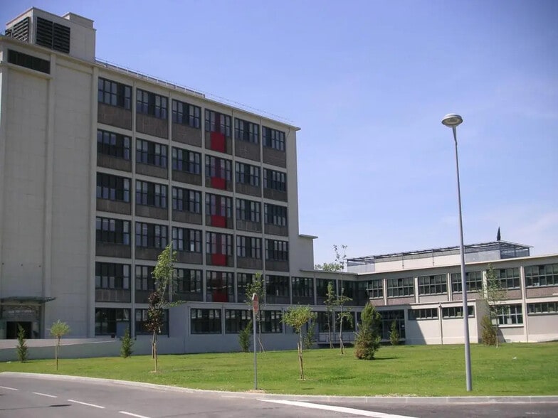 Office in Marseille for lease - Building Photo - Image 1 of 1