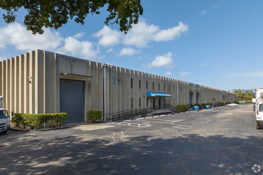1721-1731 NW 33rd St, Pompano Beach, FL à louer - Photo du bâtiment - Image 2 de 7