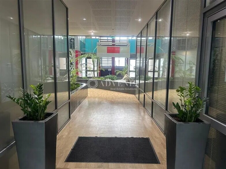Office in Torcy for lease - Lobby - Image 2 of 5