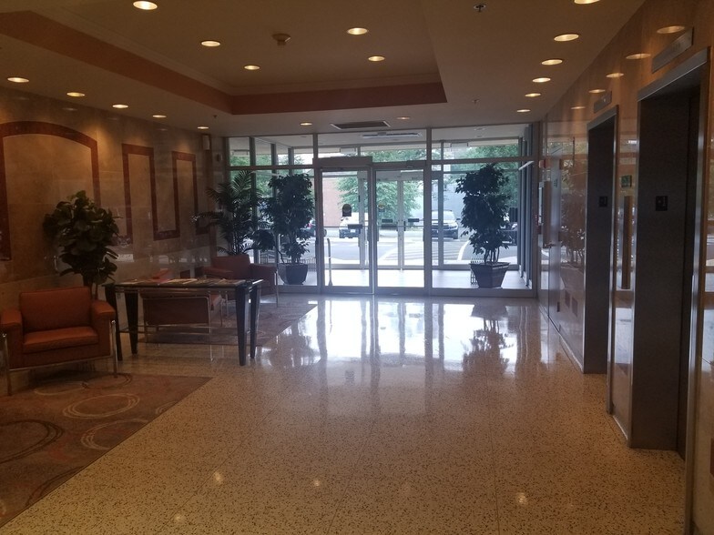 803 W Broad St, Falls Church, VA à louer - Autre - Image 2 de 6