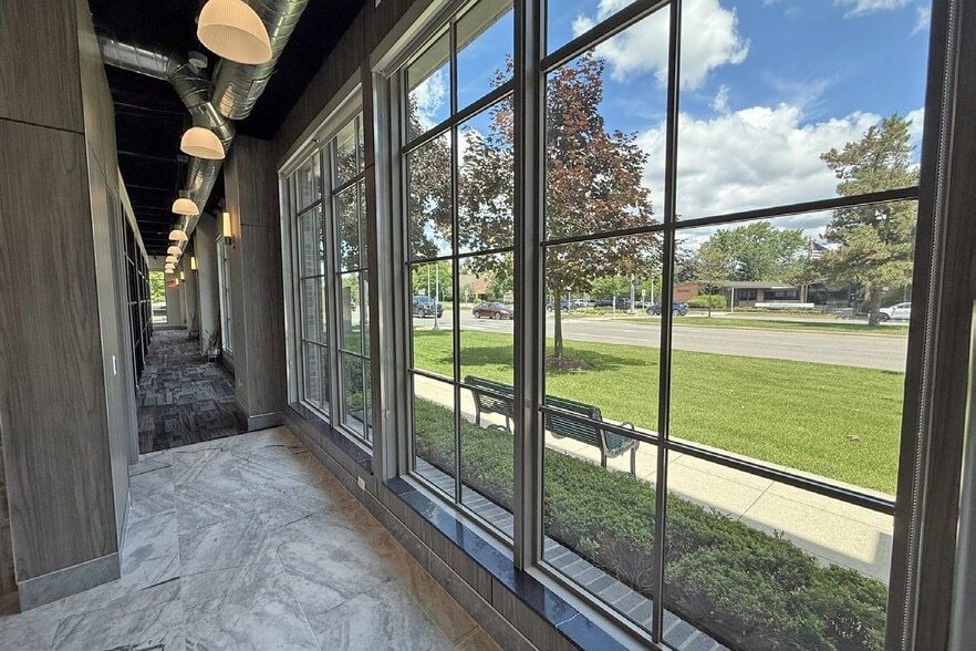 35975 Woodward Ave, Birmingham, MI for lease - Interior Photo - Image 3 of 6