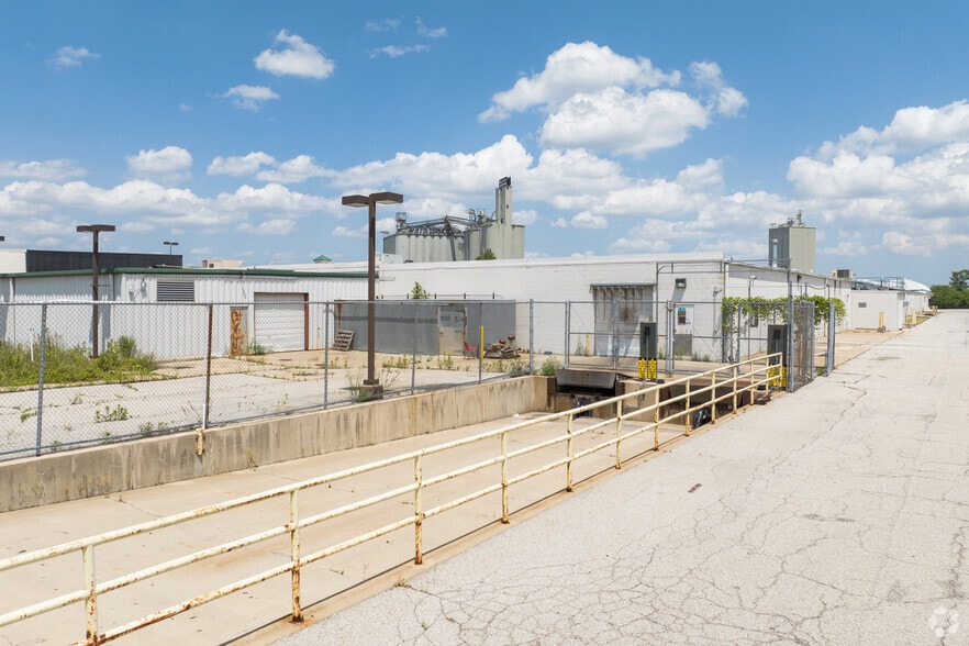 530 Illinois Ave, Maumee, OH for lease - Building Photo - Image 3 of 12