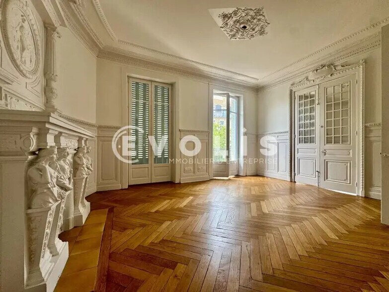Office in Lyon for lease - Interior Photo - Image 1 of 12