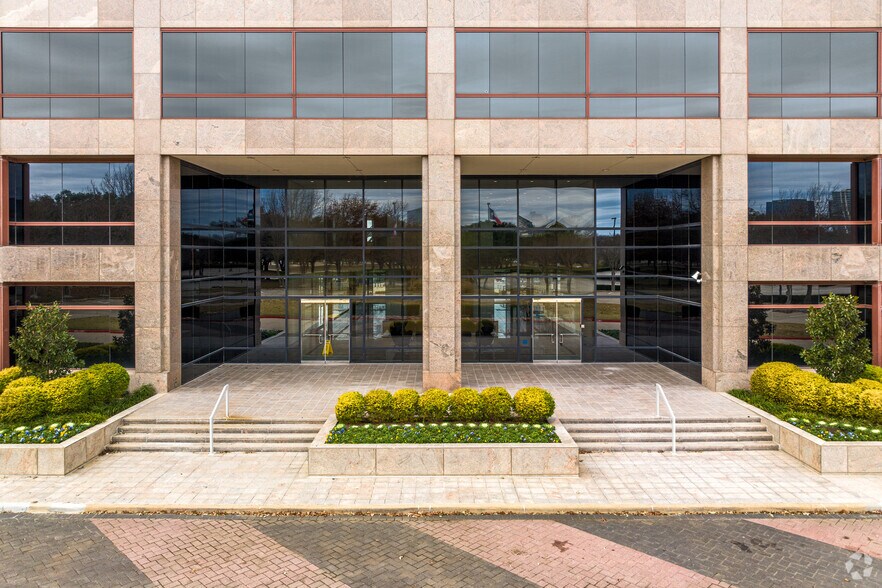 6400 Legacy Dr, Plano, TX à louer - Photo du bâtiment - Image 3 de 15