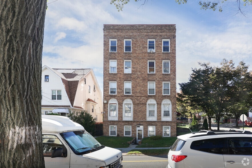 16230 86th Ave, Jamaica, NY à vendre - Photo du bâtiment - Image 2 de 7