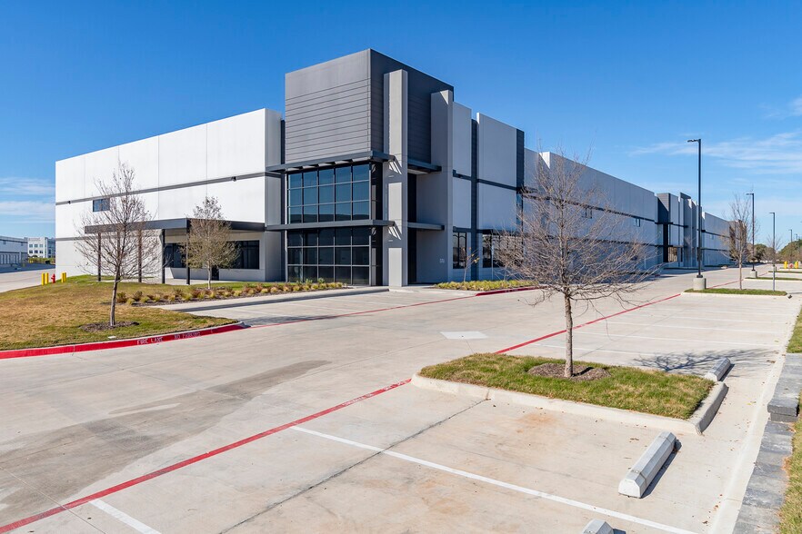 4536 W Royal, Irving, TX à louer - Photo du bâtiment - Image 2 de 9
