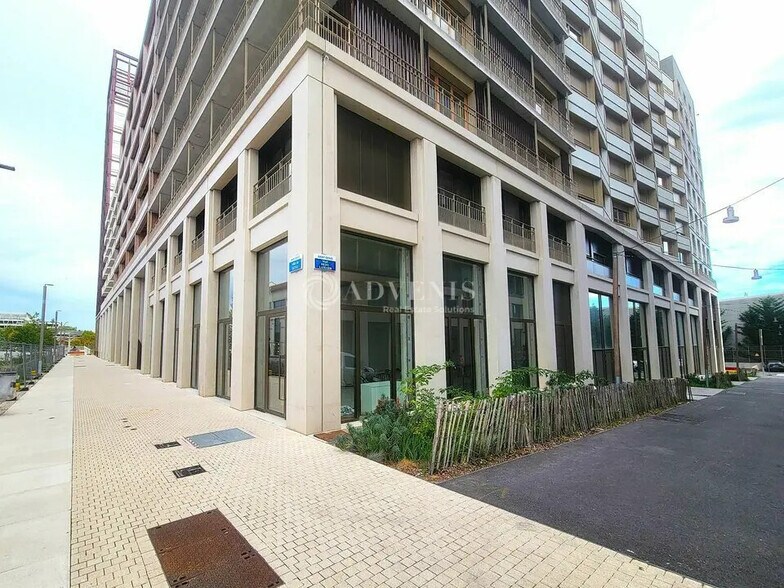 Retail in Saint-Denis for lease - Building Photo - Image 1 of 5