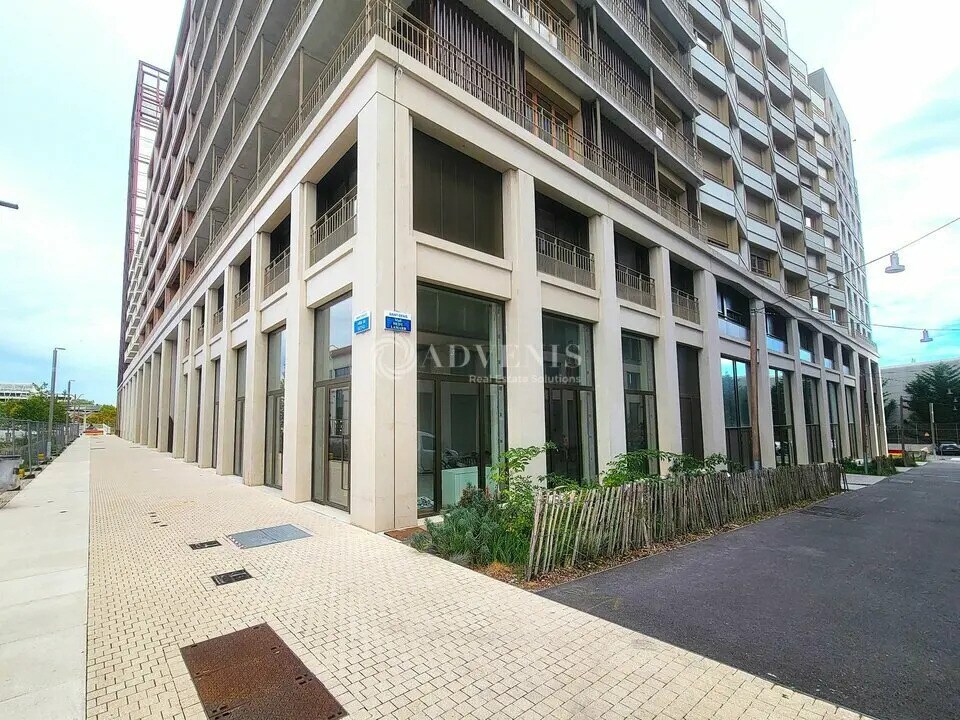 Retail in Saint-Denis for lease Building Photo- Image 1 of 6