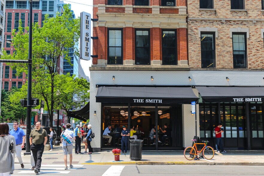 100 W Kinzie St, Chicago, IL à louer - Photo du bâtiment - Image 2 de 4